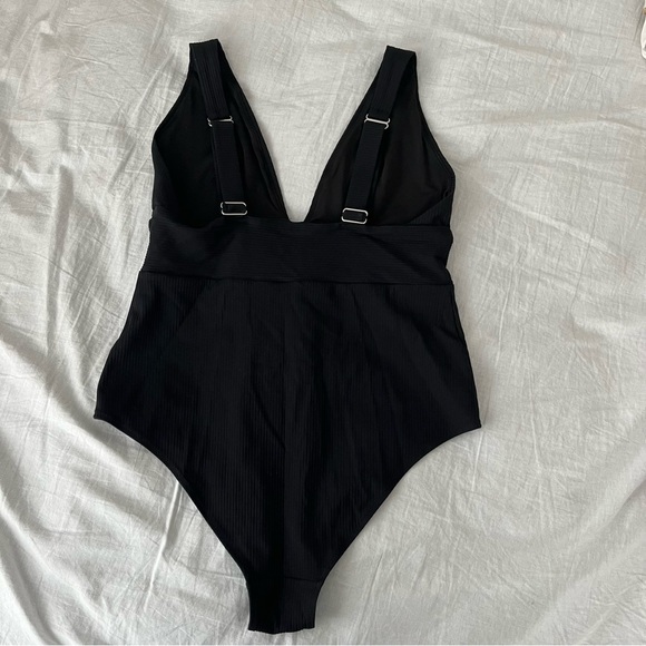❤️ H&M Lined V-Neck High Leg Empire Waist Shaping Swimsuit - Black, Size M - Picture 4 of 6